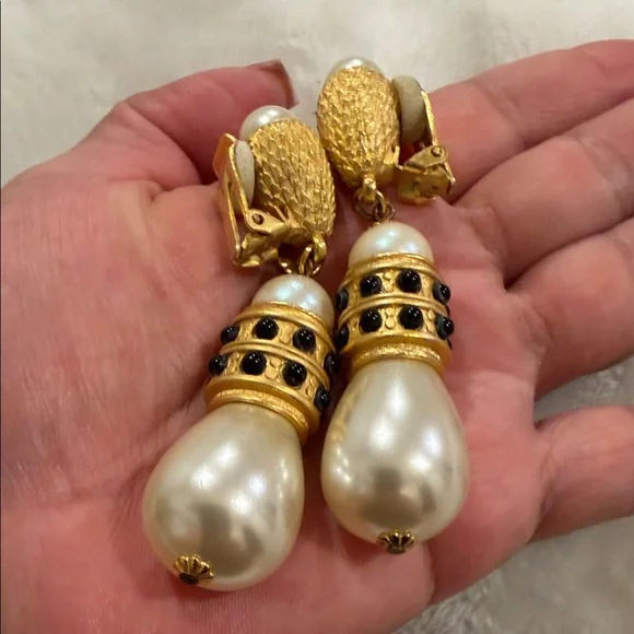 Vintage- Gold Tone Large Clip On Pearl Drop Earrings with Black Accents - Picture 9 of 9